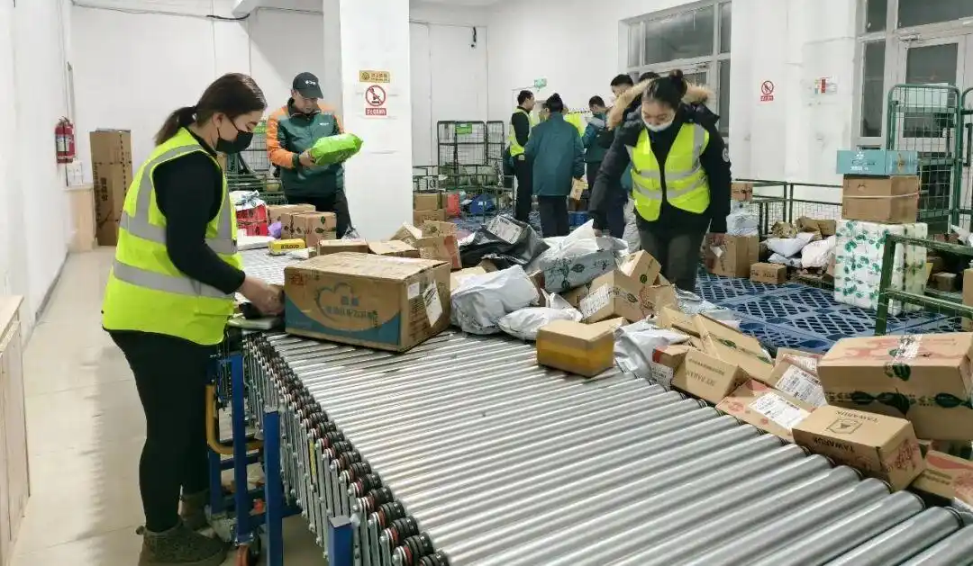 快递春节不打烊，多收几毛钱该不该？谁在替你送年货