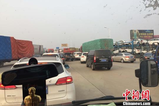 高速突发团雾致18死21伤 大雾天开车要当心