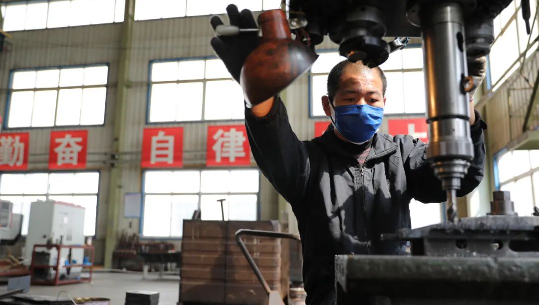 大学就业难?专家建议:去基层、去工厂