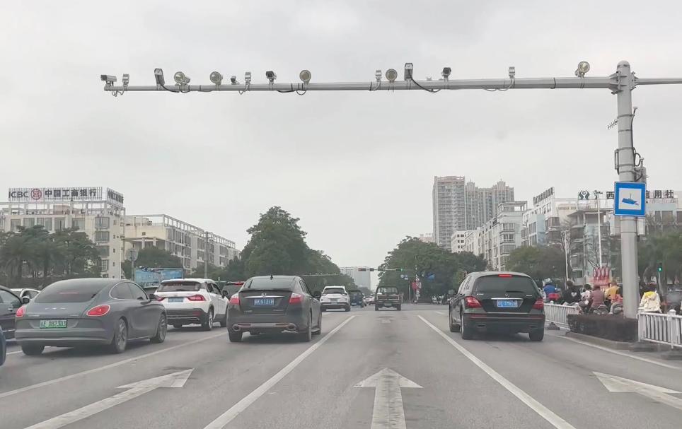 红绿灯处新手易违章,掌握这些预防方法驾驶更安心