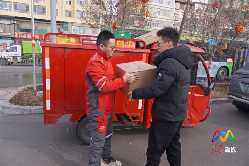 过年期间快递不停运,快递员坚守岗位保障物流畅通