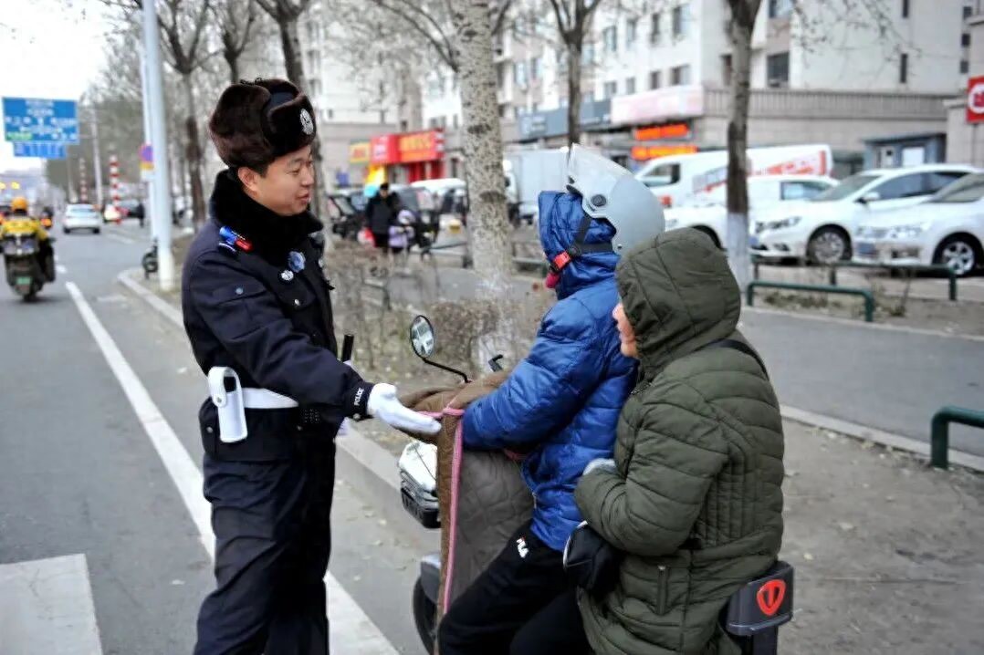 秋冬路面复杂，哈尔滨交警严整电动车违章保出行安全