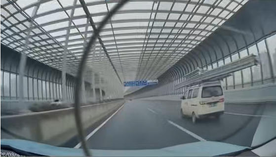 武汉一面包车违规载数十米钢材上路，司机被依法处罚