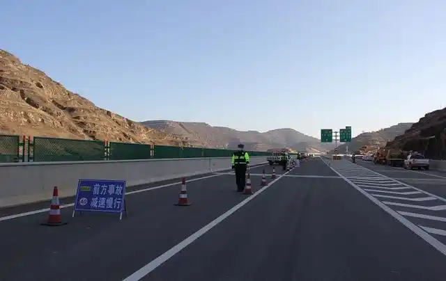 第二高速公路大队开展高速交通事故应急处置演练,提升协同联动能力