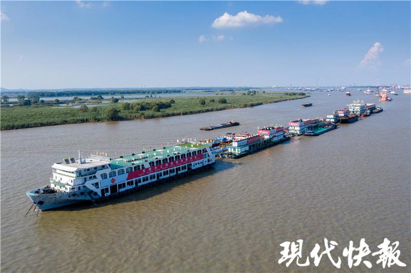 探访长江南京段‘高速服务区’:船舶垃圾污水咋处理?