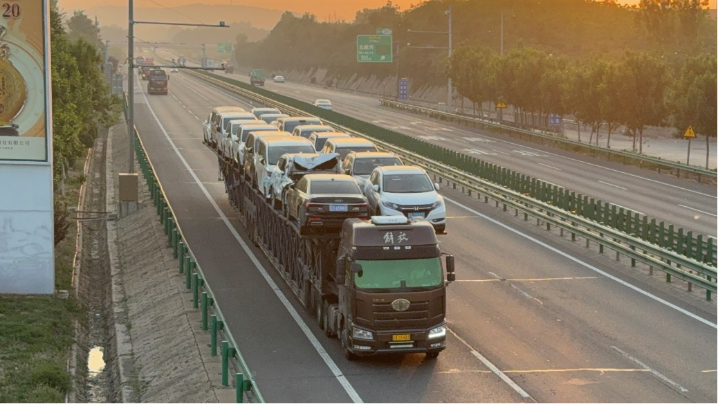 多地现违规‘飞机板’车辆运输车,严重影响高速路交通安全
