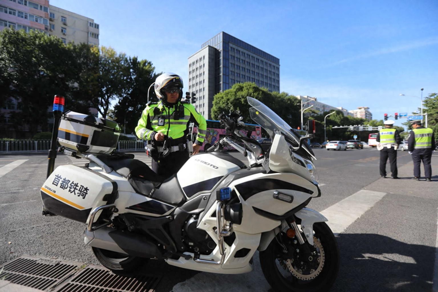 国庆假期交通压力大，交管部门多举措保障出行应对违章高发时段