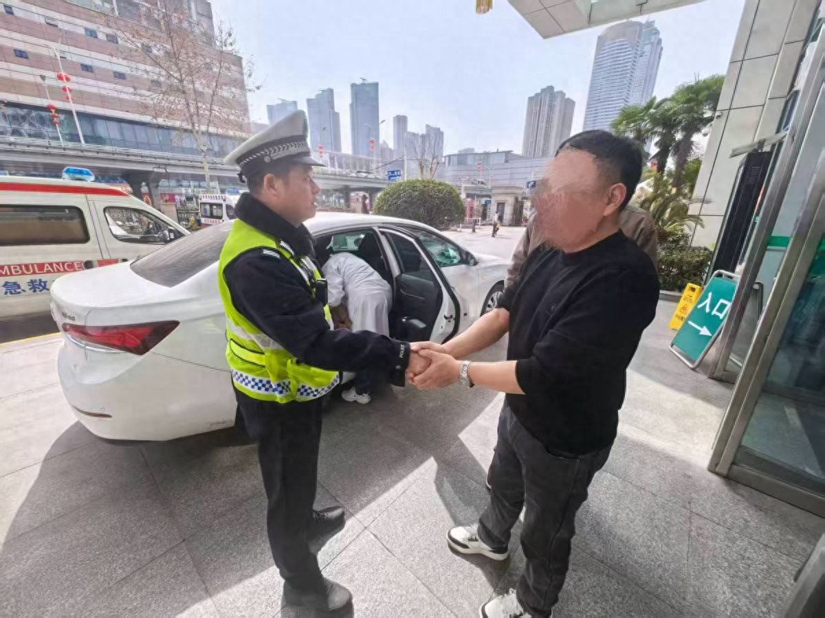 春节返程高峰！武汉高速交警紧急护送早产双胞胎孕妇就医