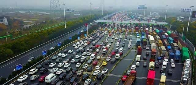 高速节假日免费政策利弊:车主受益,交通拥堵加剧?
