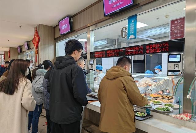 大学生花销为何越来越大?高生活费成工薪家庭沉重负担