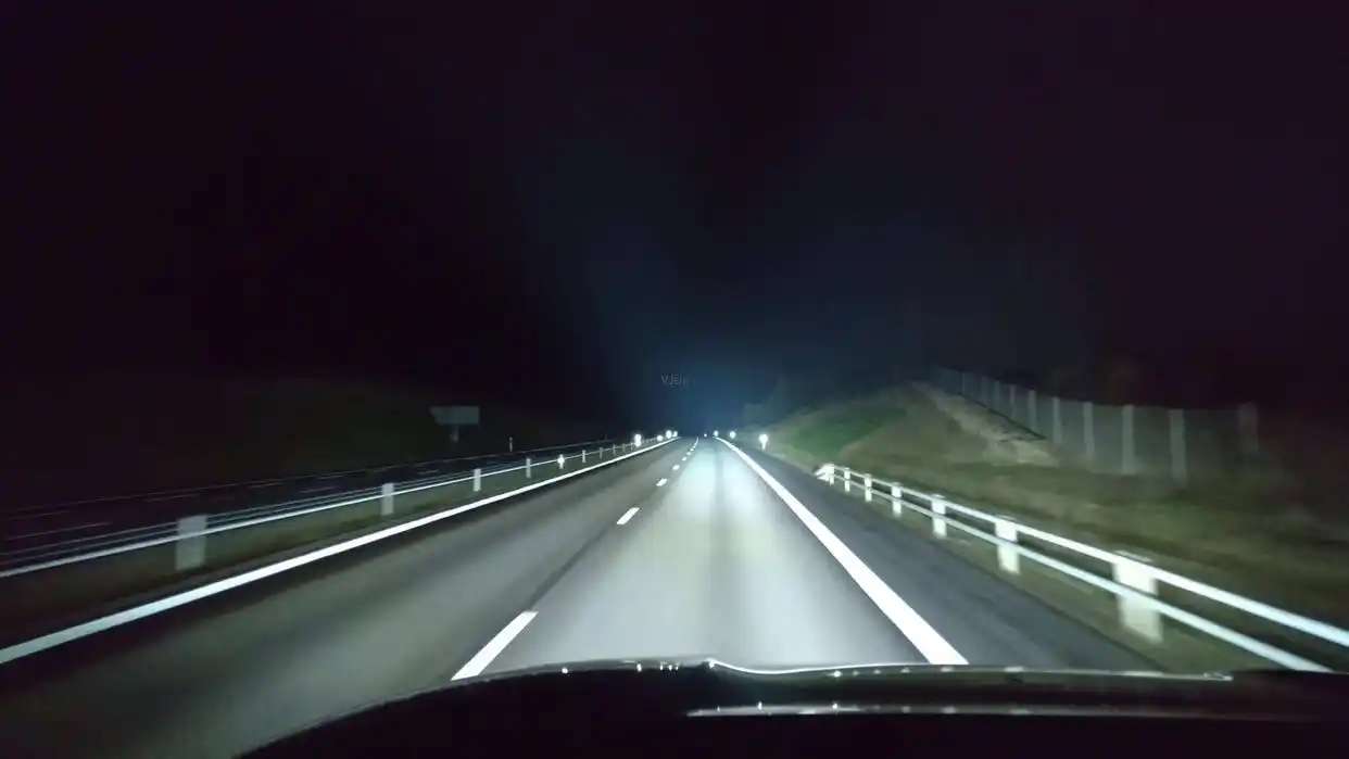 高速行驶时,远近光灯你用对了吗?