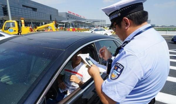 上海交警整治虹桥枢纽周边交通违法，盯紧航班列车高发时段