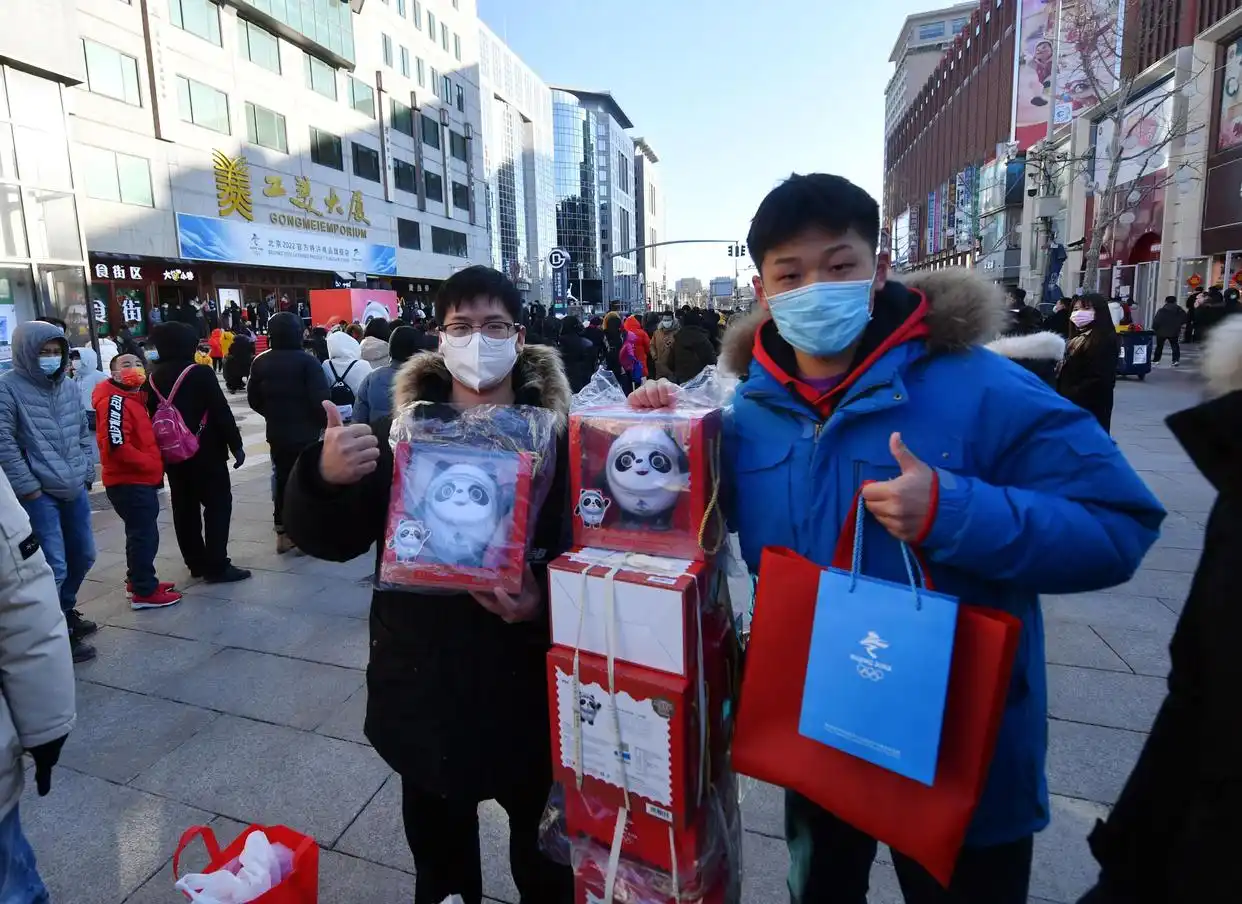 北京冬奥会开幕式当日 王府井工美冬奥旗舰店顾客盈门